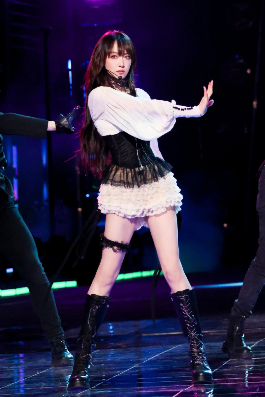 昨天宋茜的官能支配舞台真是太绝了!屋顶着火改编得也超有意思.