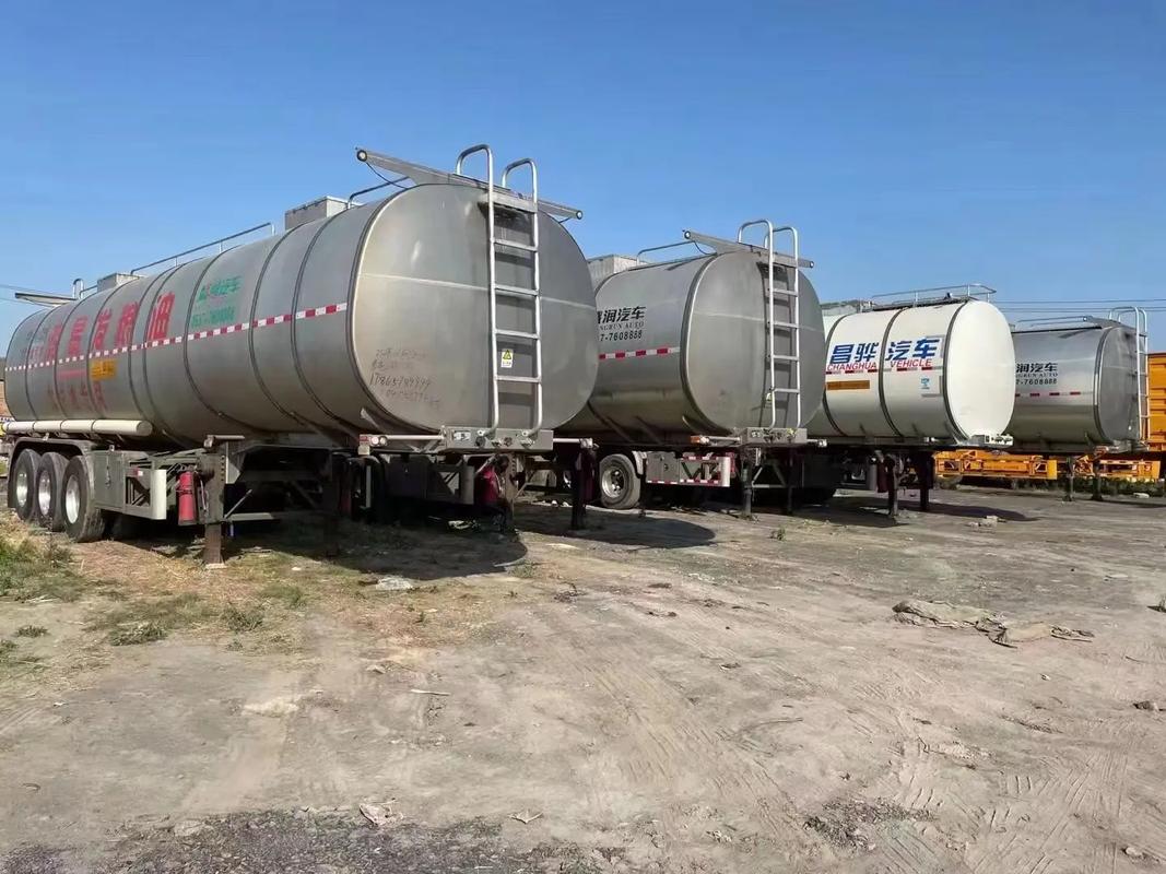 在繁华的都市背后,隐藏着一条不为人知的运输线食用油罐车