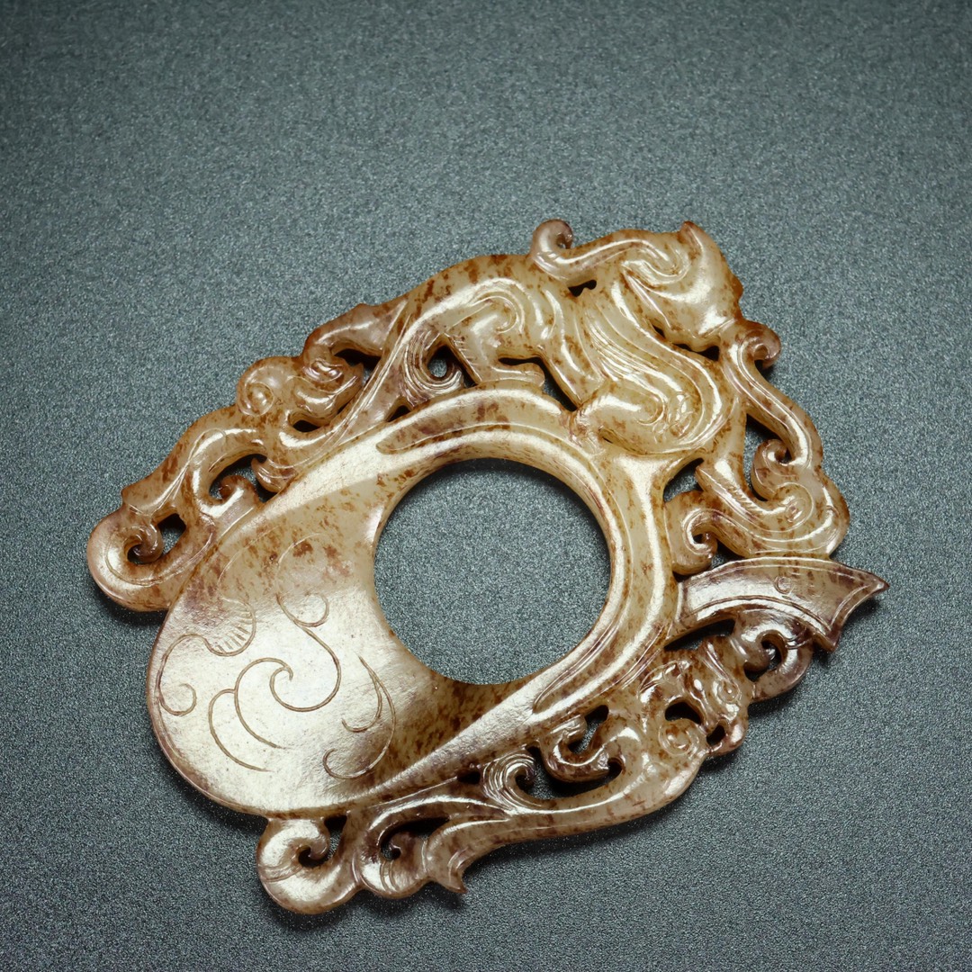 旧藏,和田玉螭龙鸡心佩