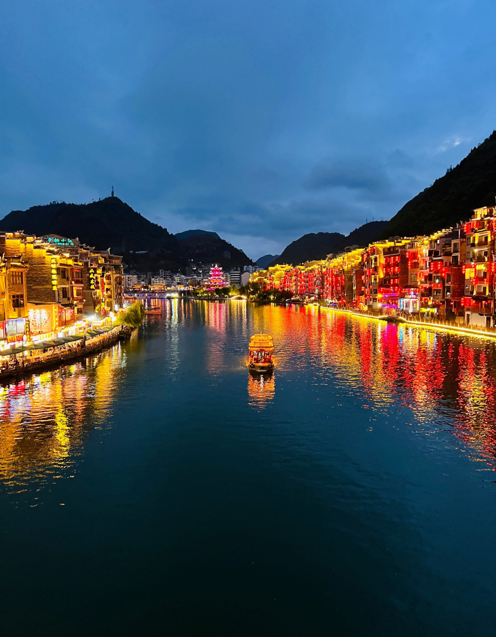 镇远古镇  晚上在新大桥上看夜景,舞阳河穿城而过,河边特别热闹,河面
