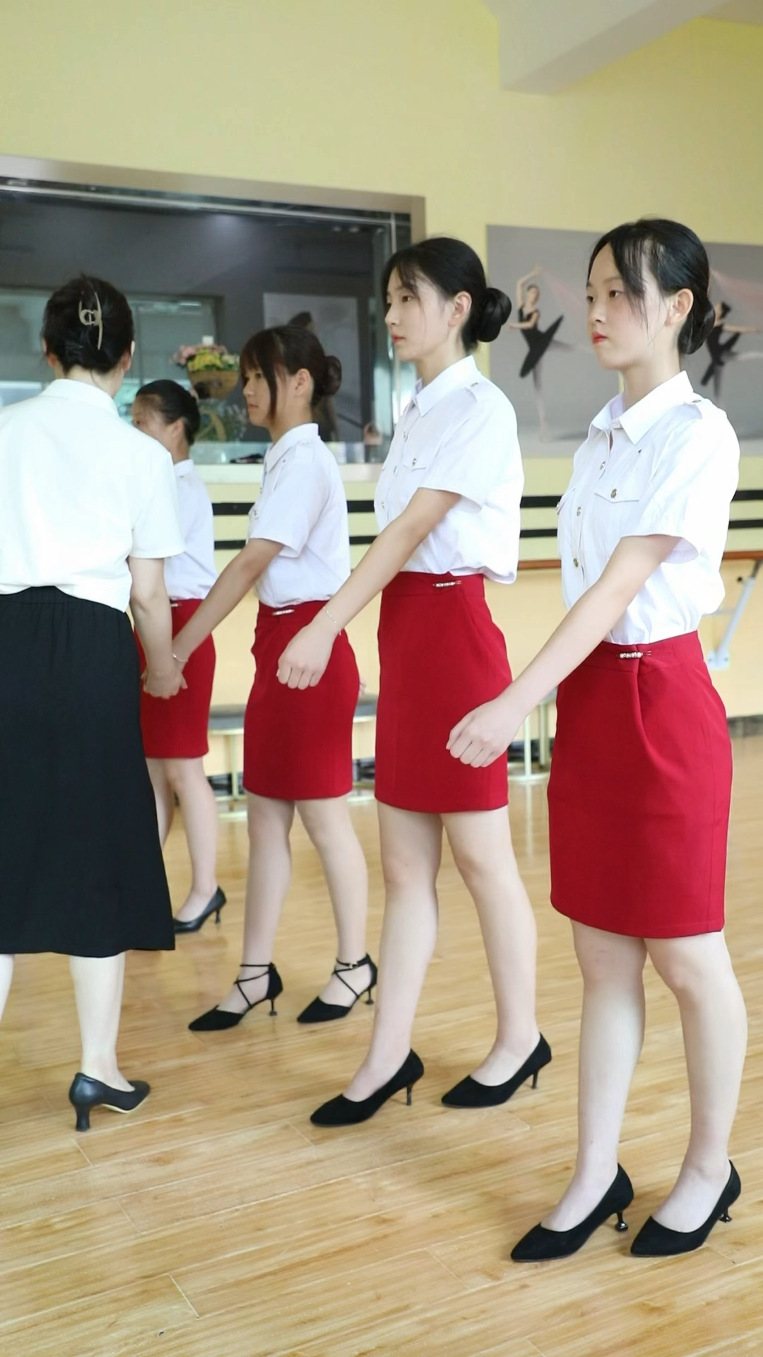 乘务专业小姐姐走姿练习中!