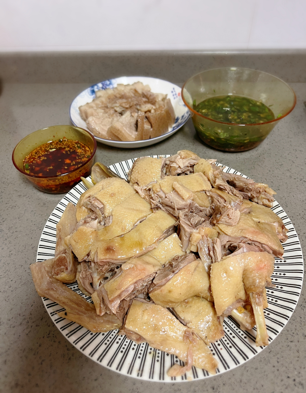 白切鸭 一只鸭,一块五花肉,葱,姜片  用两大勺盐抹匀鸭按摩均匀,再倒