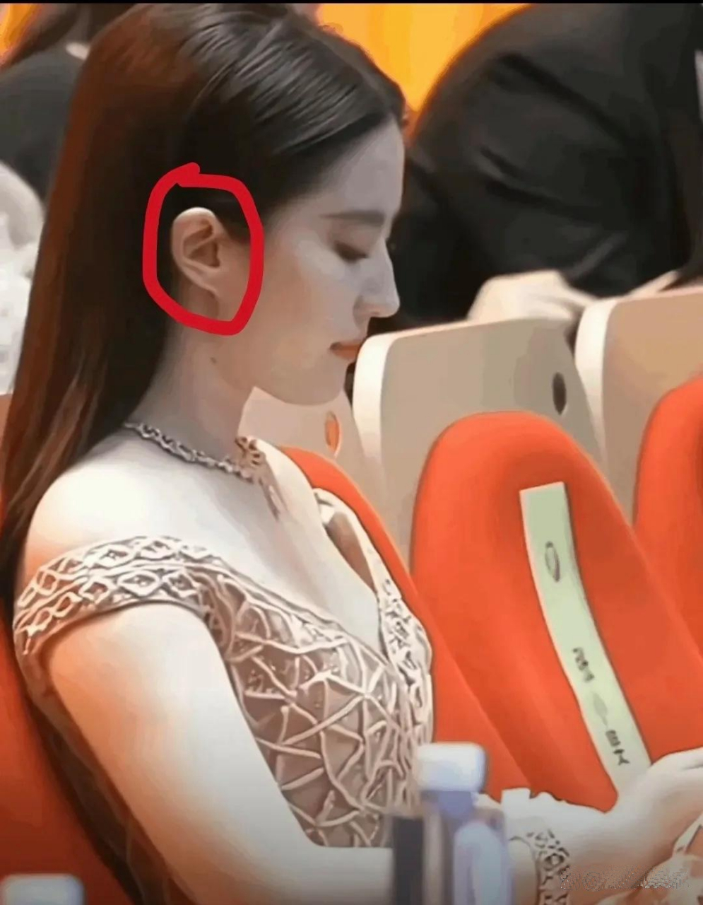 刘亦菲的耳朵形状挺特别的,她的耳垂不太明显