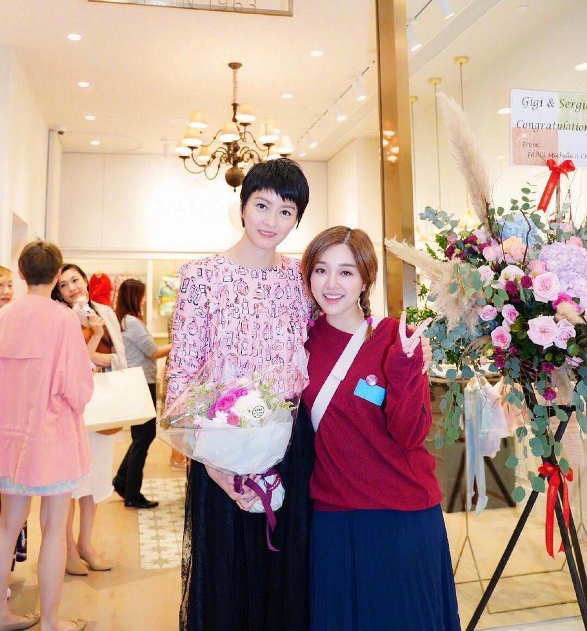 梁咏琪一家3口亮相,外籍老公穿灰西服,高大帅气,5岁混血女儿大眼睛高