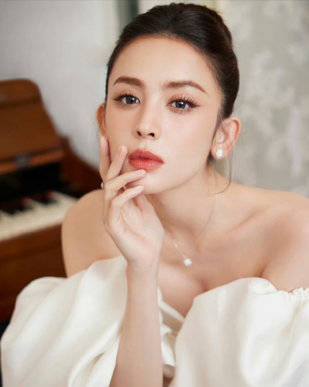 古力娜扎,乳白色低胸抹胸裙,非常完美的展示出了她雪白丰满,玲珑剔透