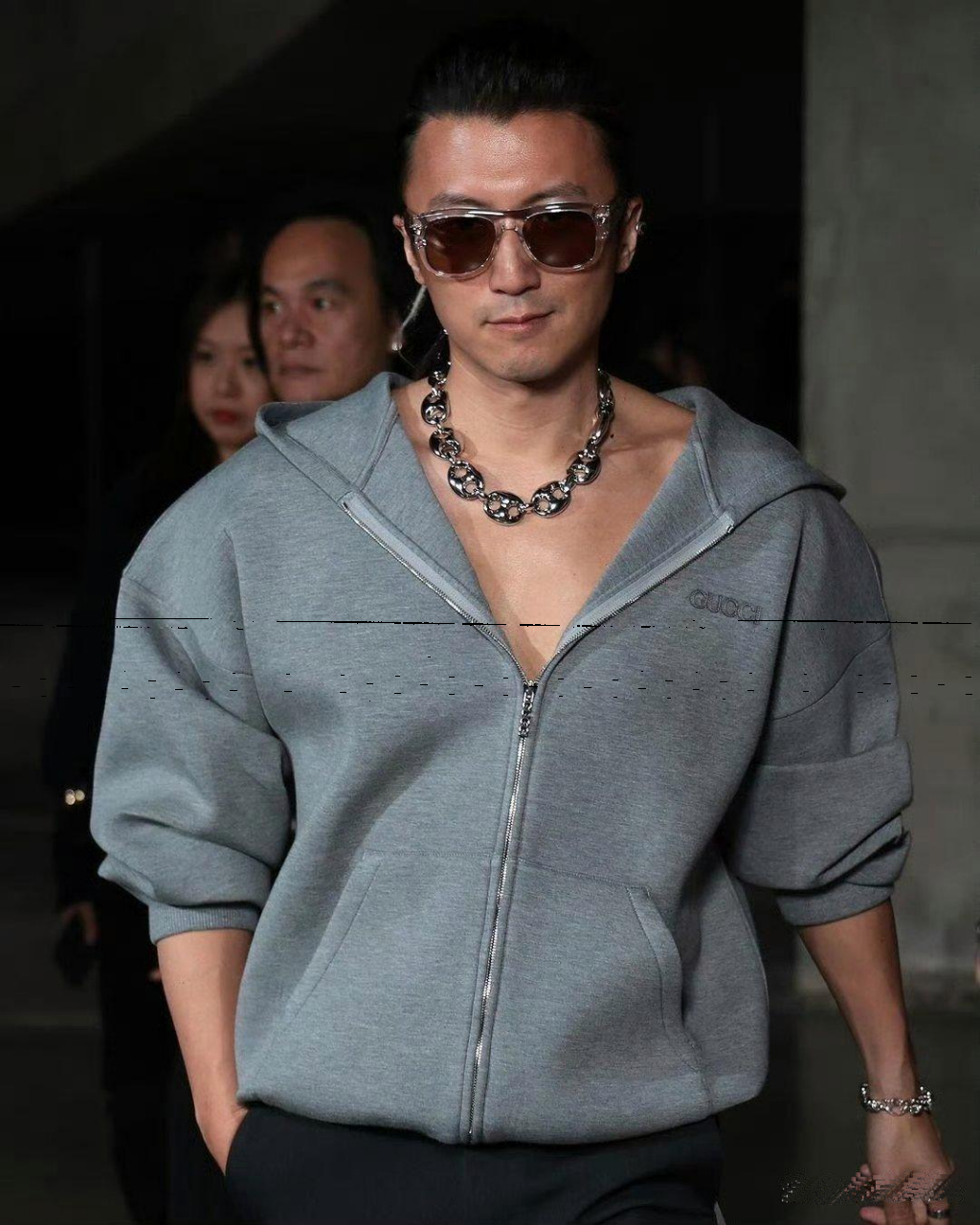 谢霆锋到伦敦参加时装秀,这状态有点差啊!他胖了好多