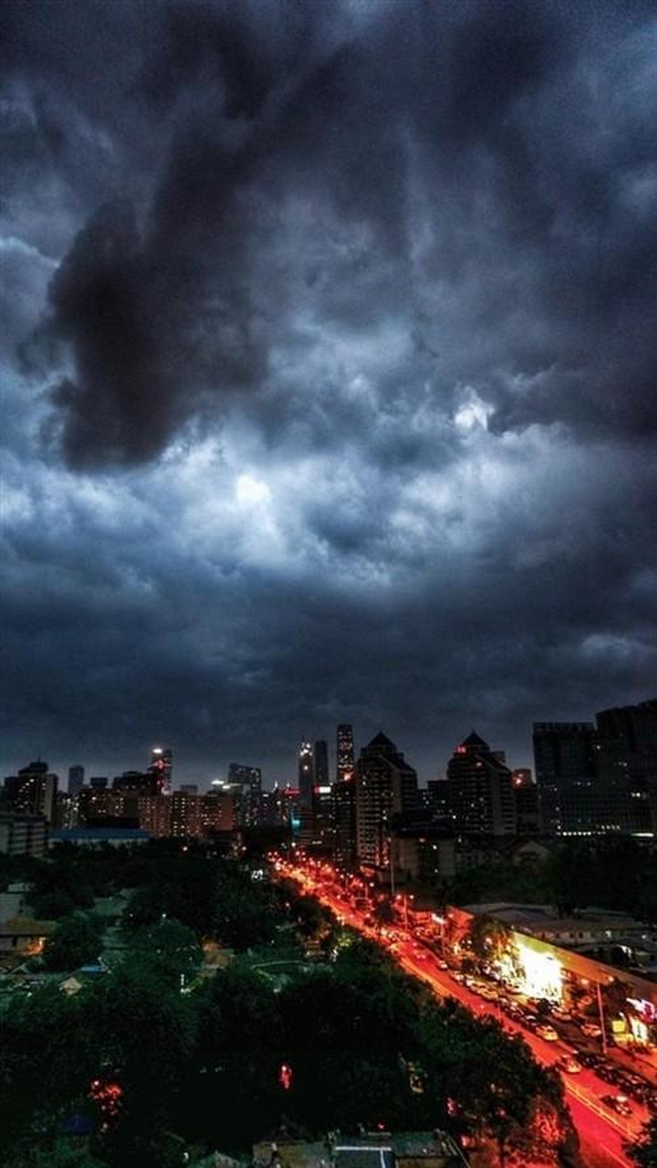 北京突降瓢泼大雨 一秒天黑 网友:一看就是大暴雨前的征兆