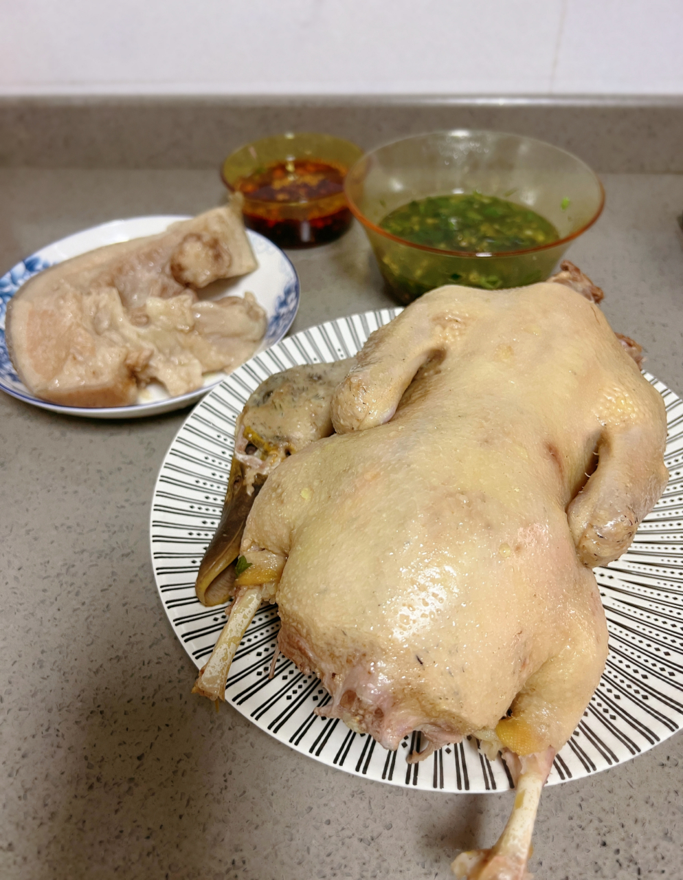 白切鸭 一只鸭,一块五花肉,葱,姜片  用两大勺盐抹匀鸭按摩均匀,再倒