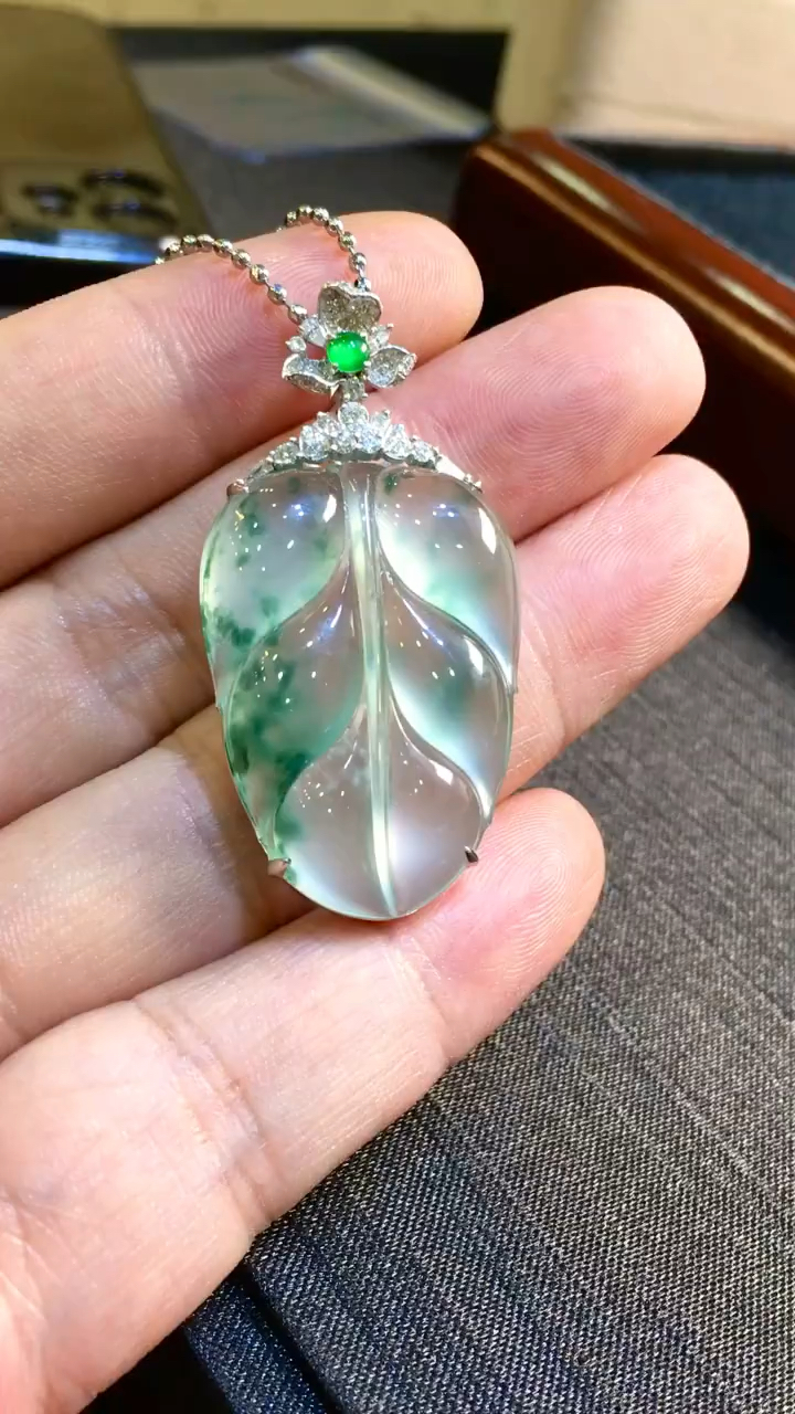 翡翠飘花叶子光感很棒,种水也很好,饱满胖嘟嘟大叶很有独特灵性