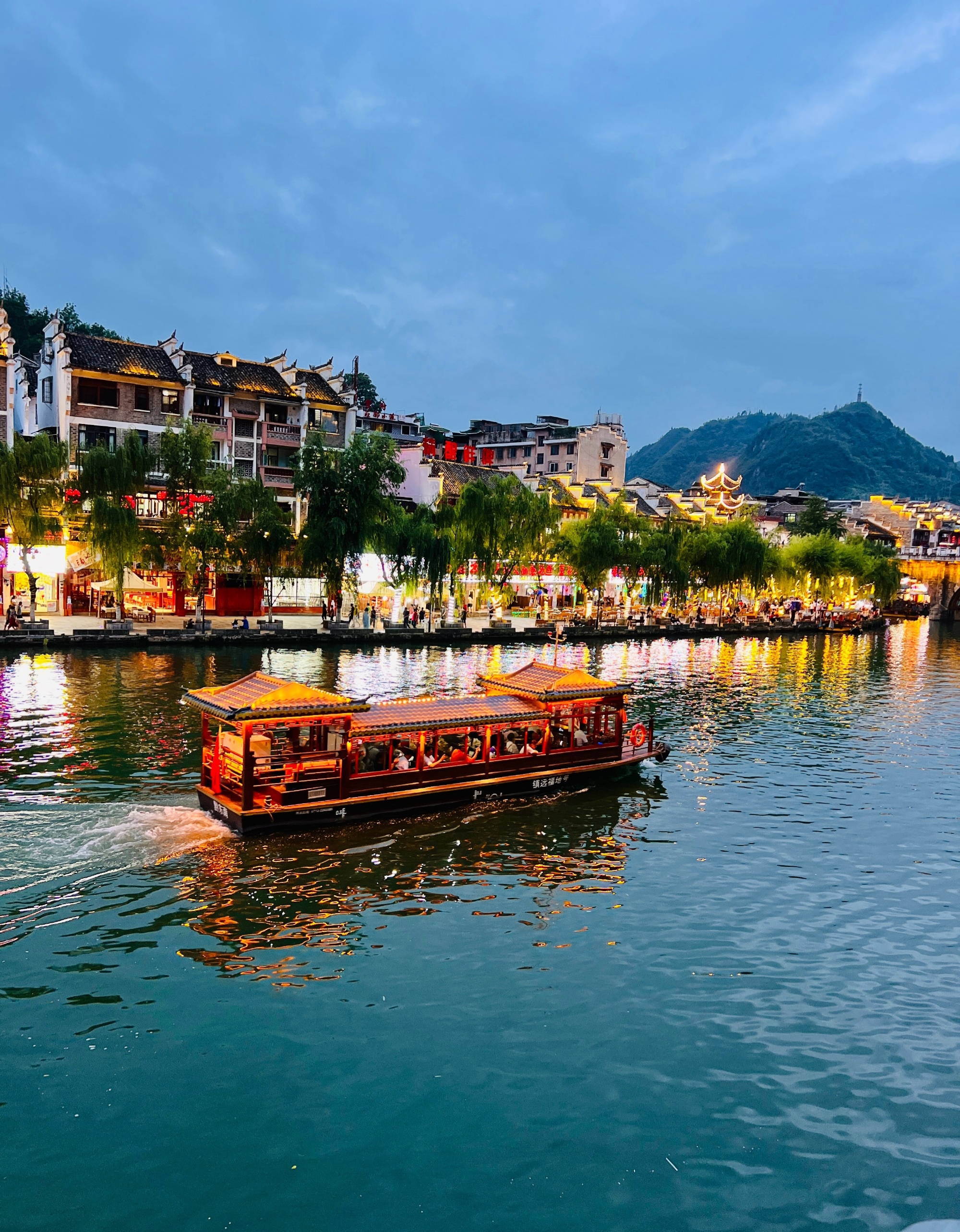 镇远古镇  晚上在新大桥上看夜景,舞阳河穿城而过,河边特别热闹,河面