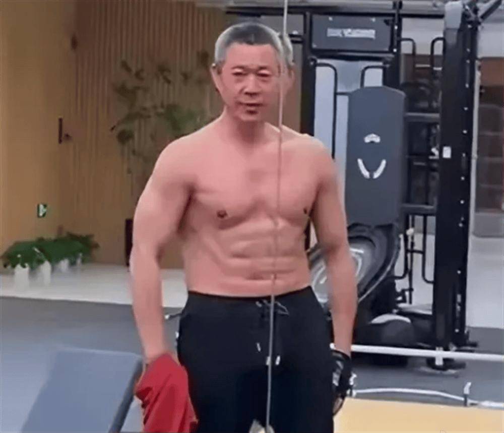 67岁张丰毅脱衣展身材,头发花白肌肉健硕,为了陪小13岁娇妻拼了