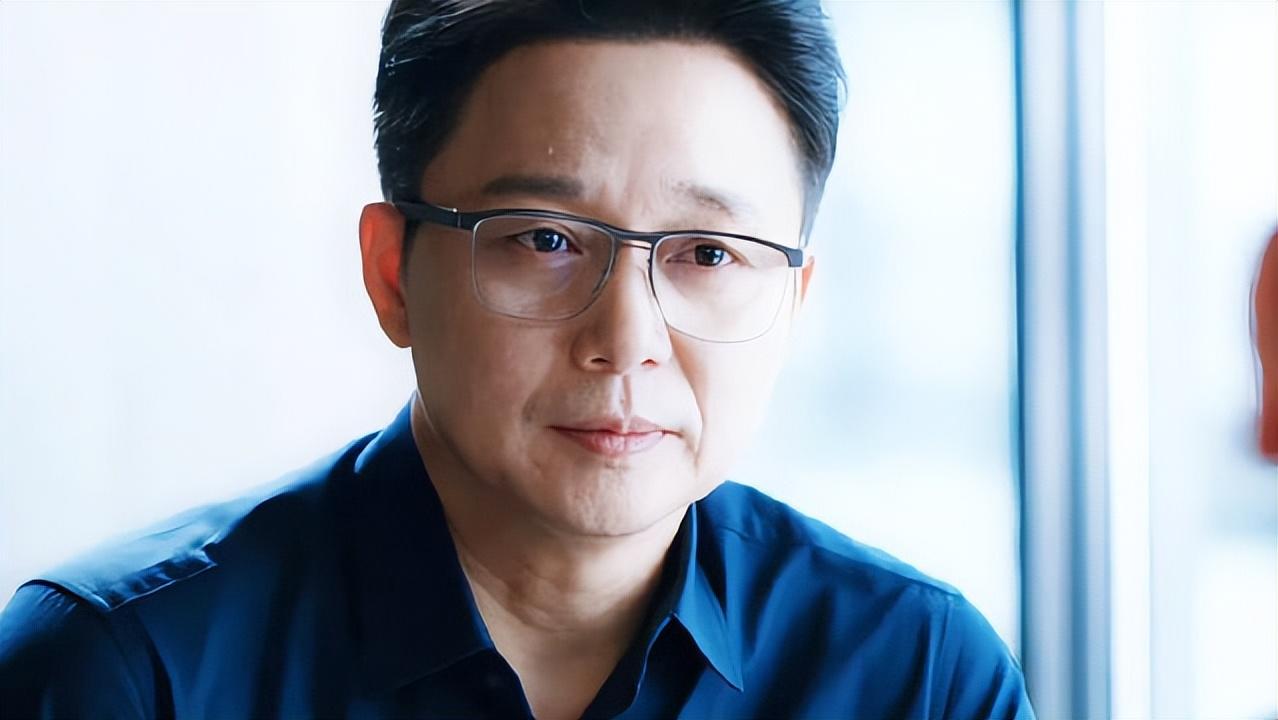 张嘉译断崖式衰老满头白发,刘奕君打高尔夫一身肌肉:竟是同龄人