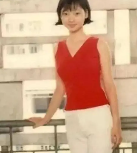 为钱出道,借胸上位,娱乐圈最后一位尤物,竟是现代"樊胜美"?