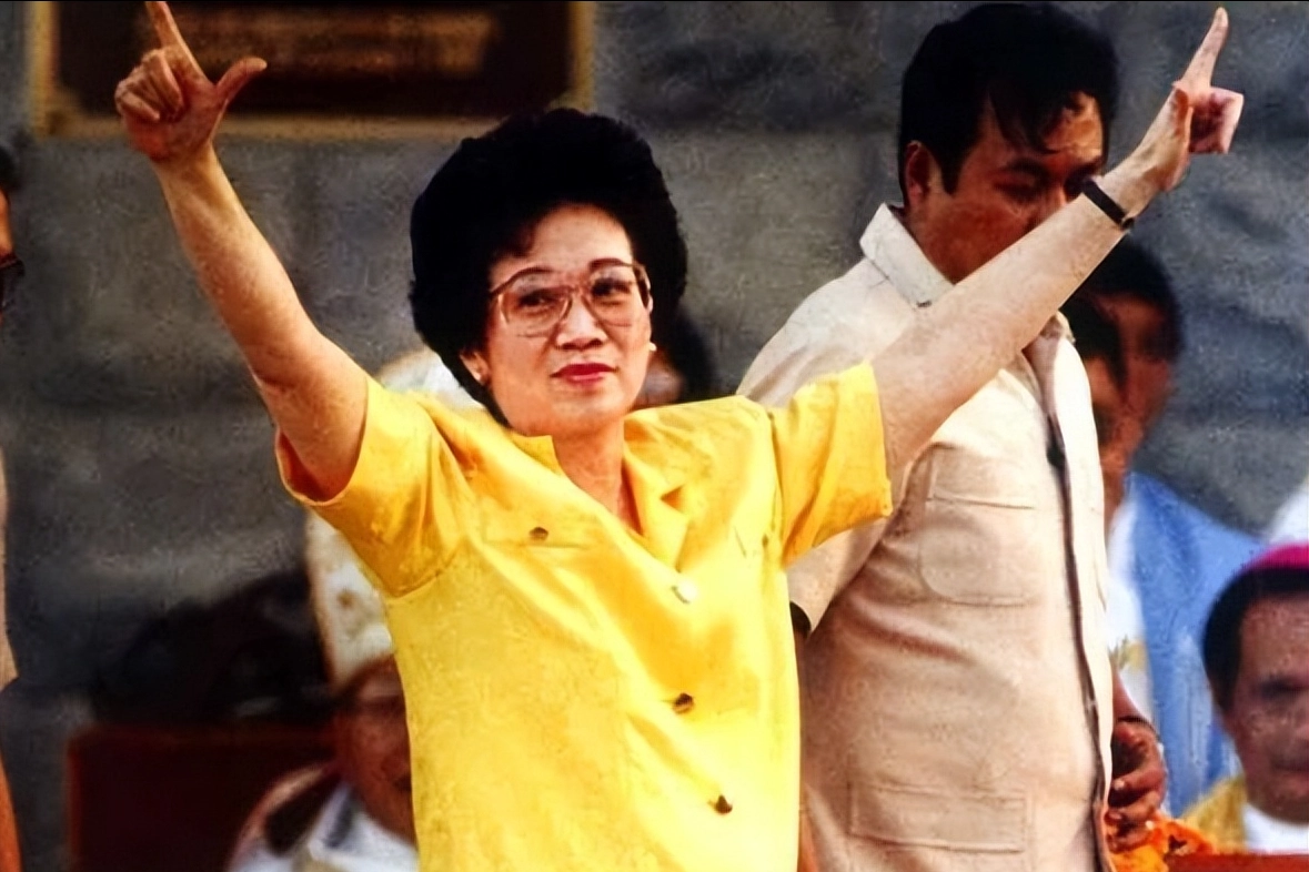 当30年家庭主妇,却成菲律宾首位女总统!阿基诺夫人怎么做到的?