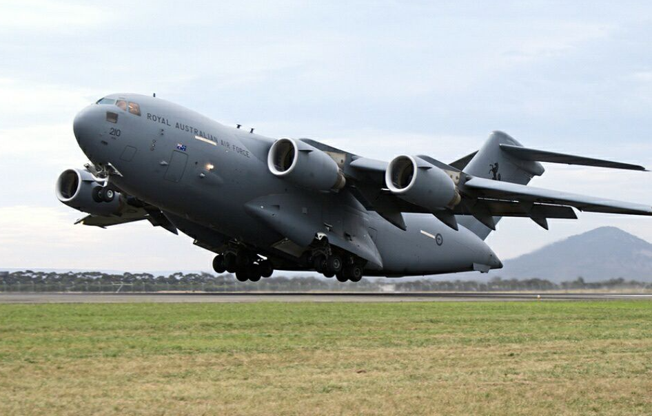 c17与运20并列对比,为何被誉为顶级200吨级运输机?