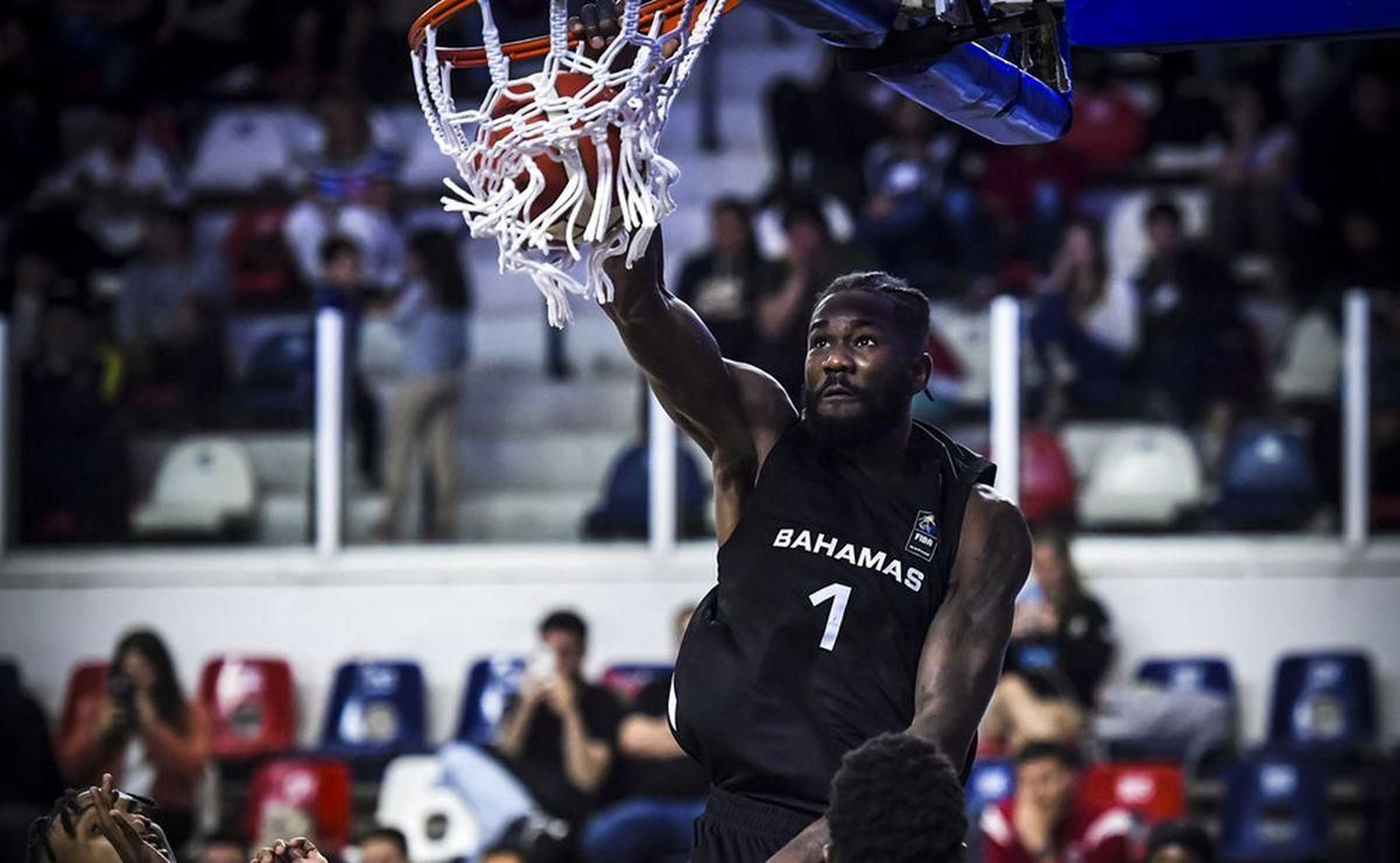 7月11日,随着奥运男篮资格赛决赛的尘埃落定,太阳队中锋德安德烈-艾顿