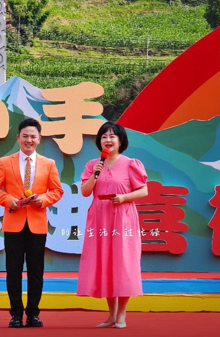 鞠萍姐姐:以老带新传帮带,带着2位新人赴川主持《大手牵小手》