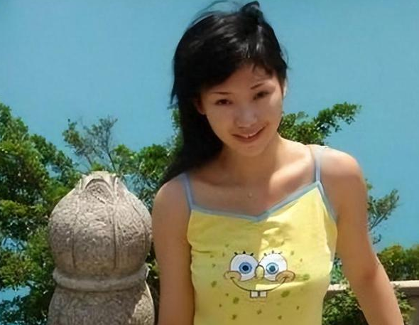 为钱出道,借胸上位,娱乐圈最后一位尤物,竟是现代"樊胜美"?