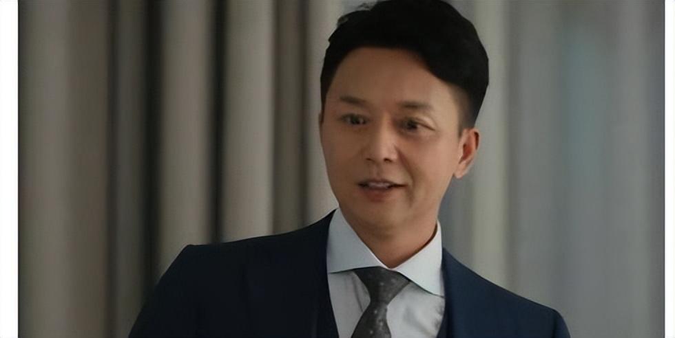 张嘉译断崖式衰老满头白发,刘奕君打高尔夫一身肌肉:竟是同龄人