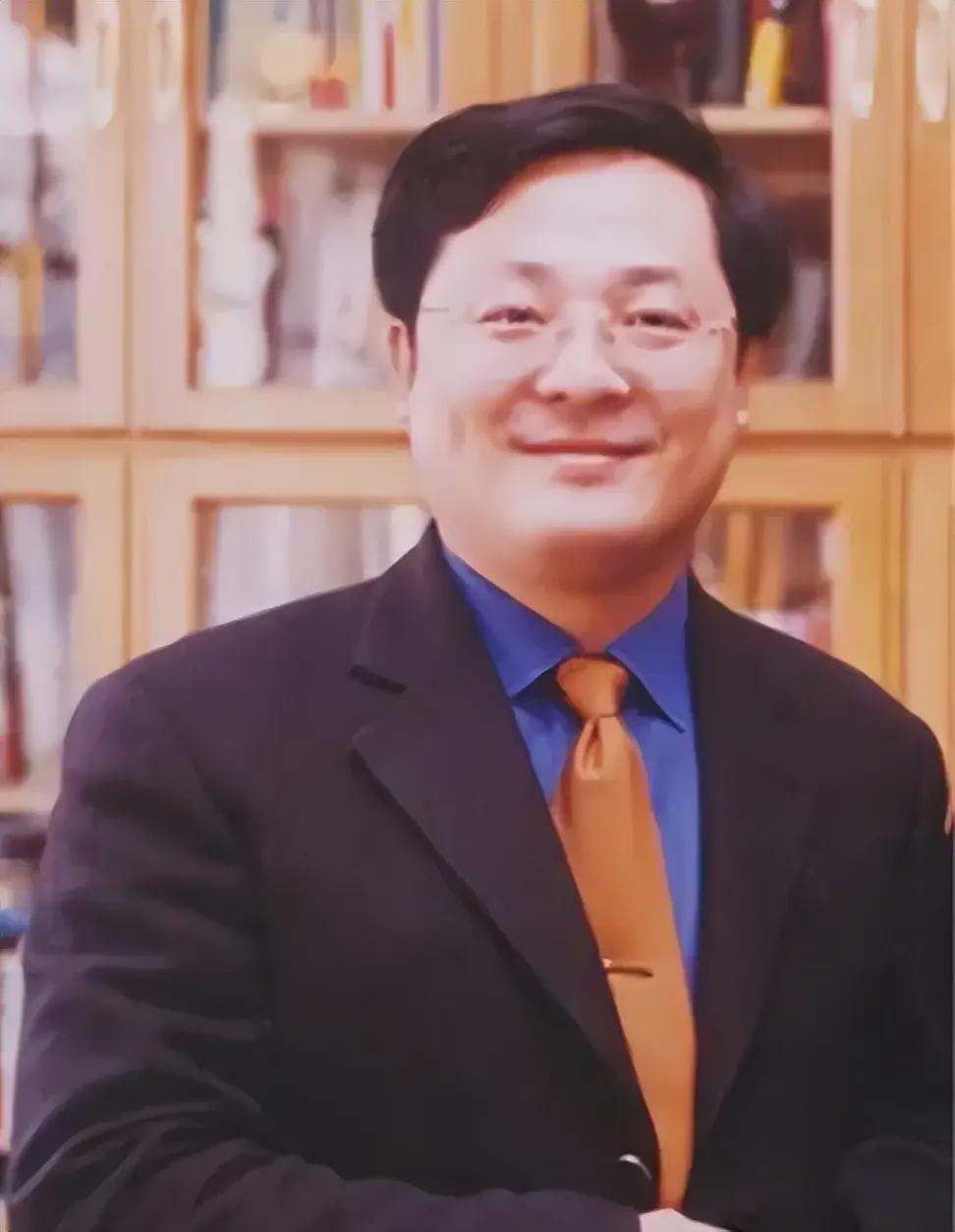 回顾:袁宝璟走下法庭,与妻子告别,穿白衣戴白围巾走进死刑执行车