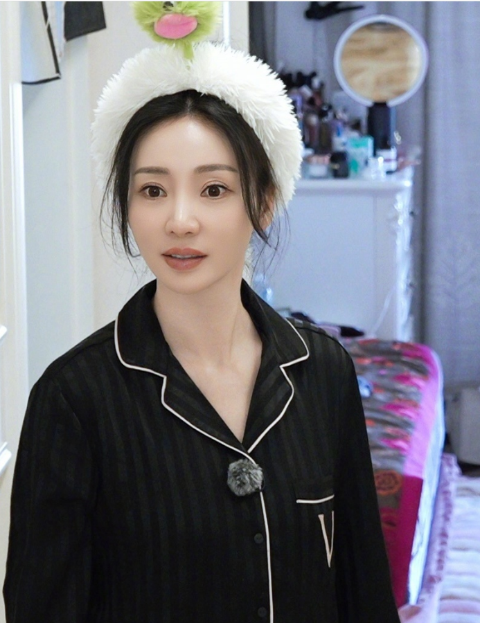 为钱出道,借胸上位,娱乐圈最后一位尤物,竟是现代"樊胜美"?