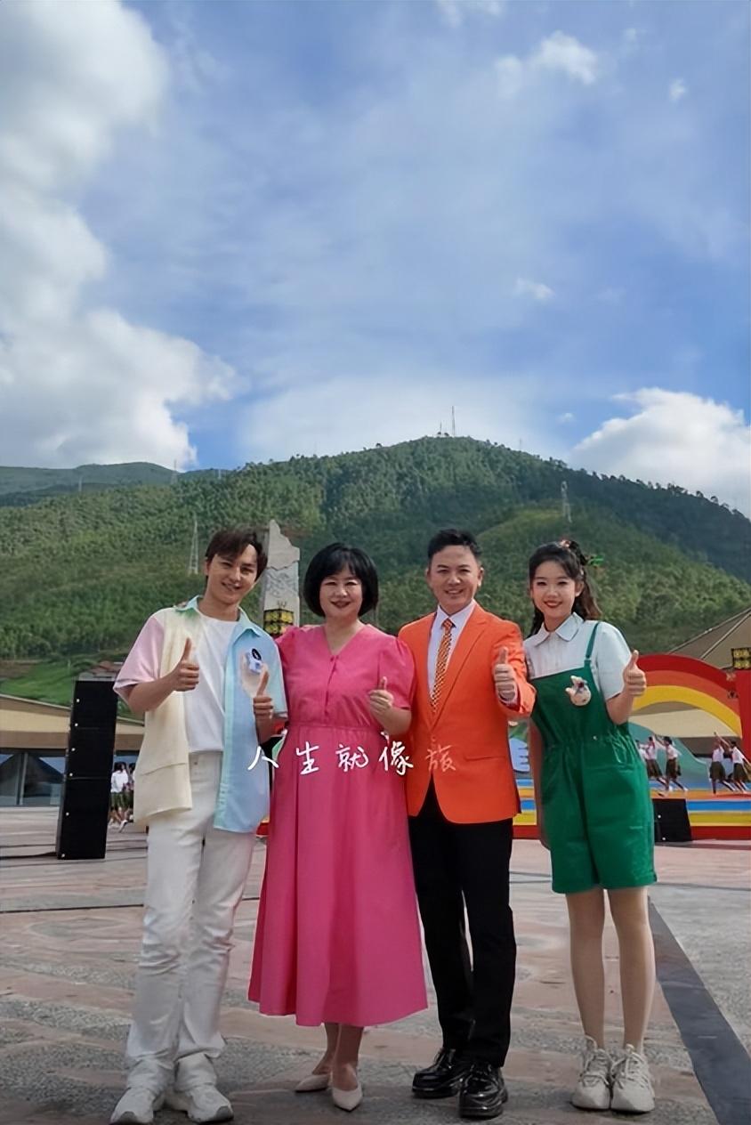 鞠萍姐姐:以老带新传帮带,带着2位新人赴川主持《大手牵小手》