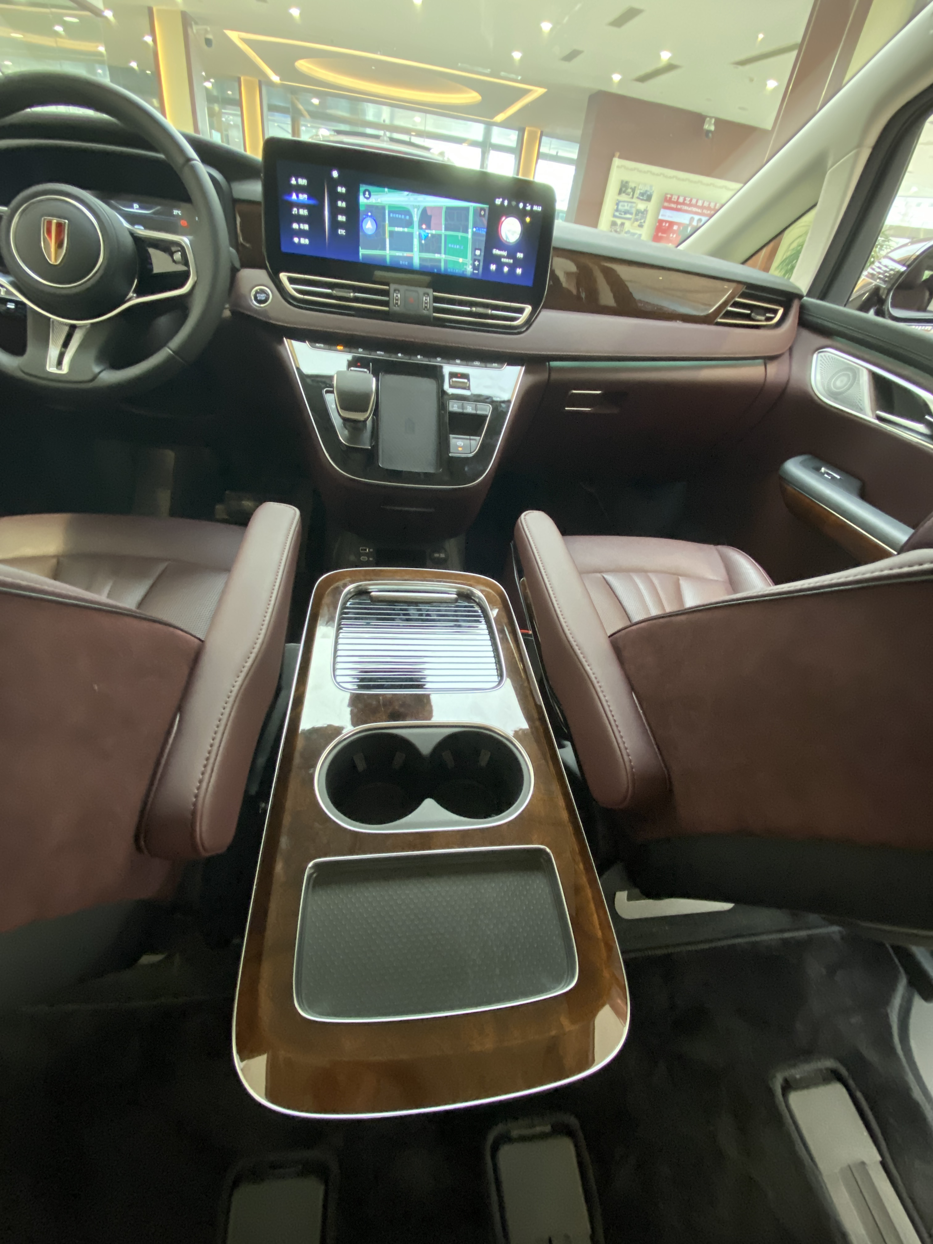 一汽红旗目前的燃油车真没有看到什么亮点,可能新能源要好一点