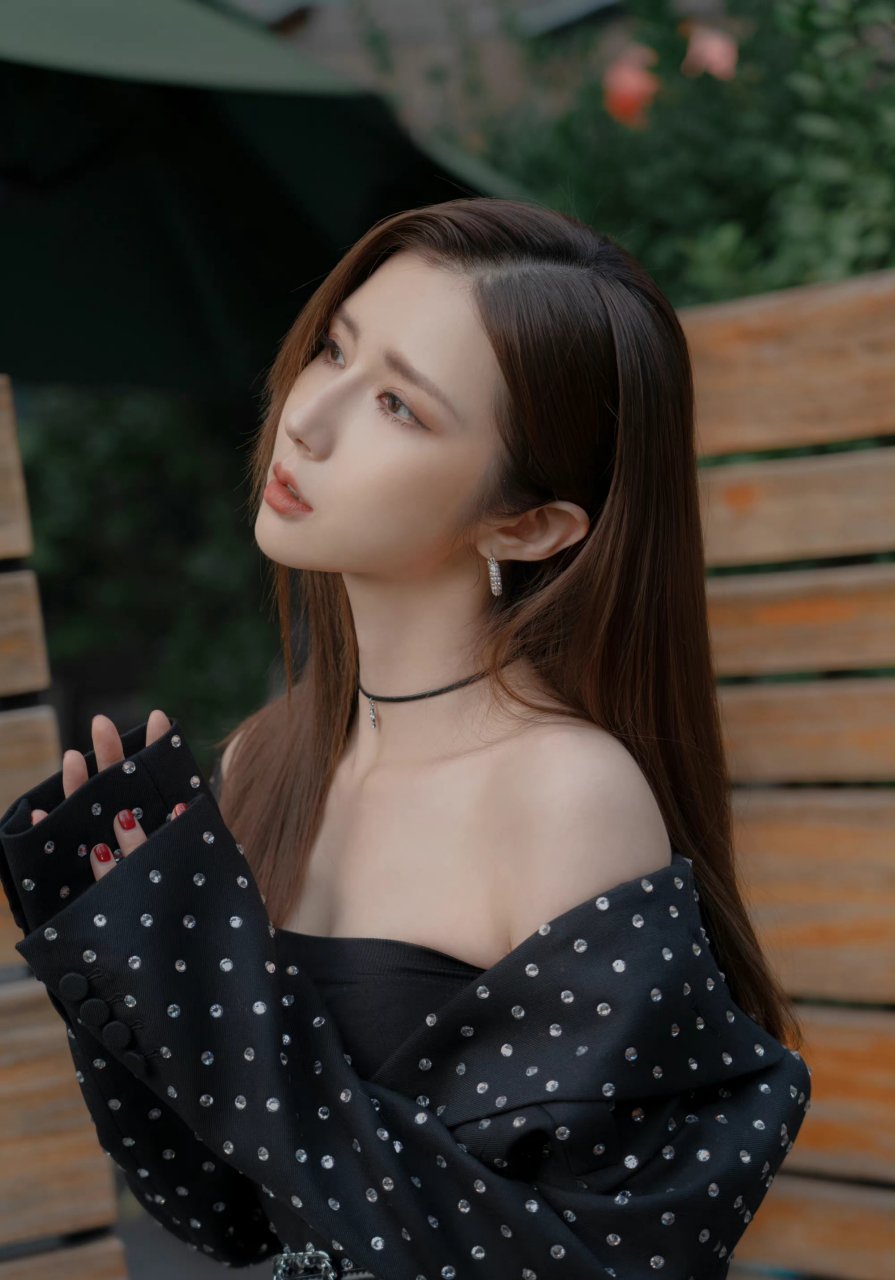 方安娜这搭配,知性优雅,也时髦.