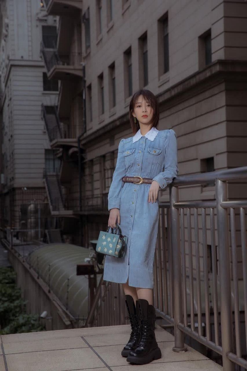 杨紫复古牛仔长裙造型