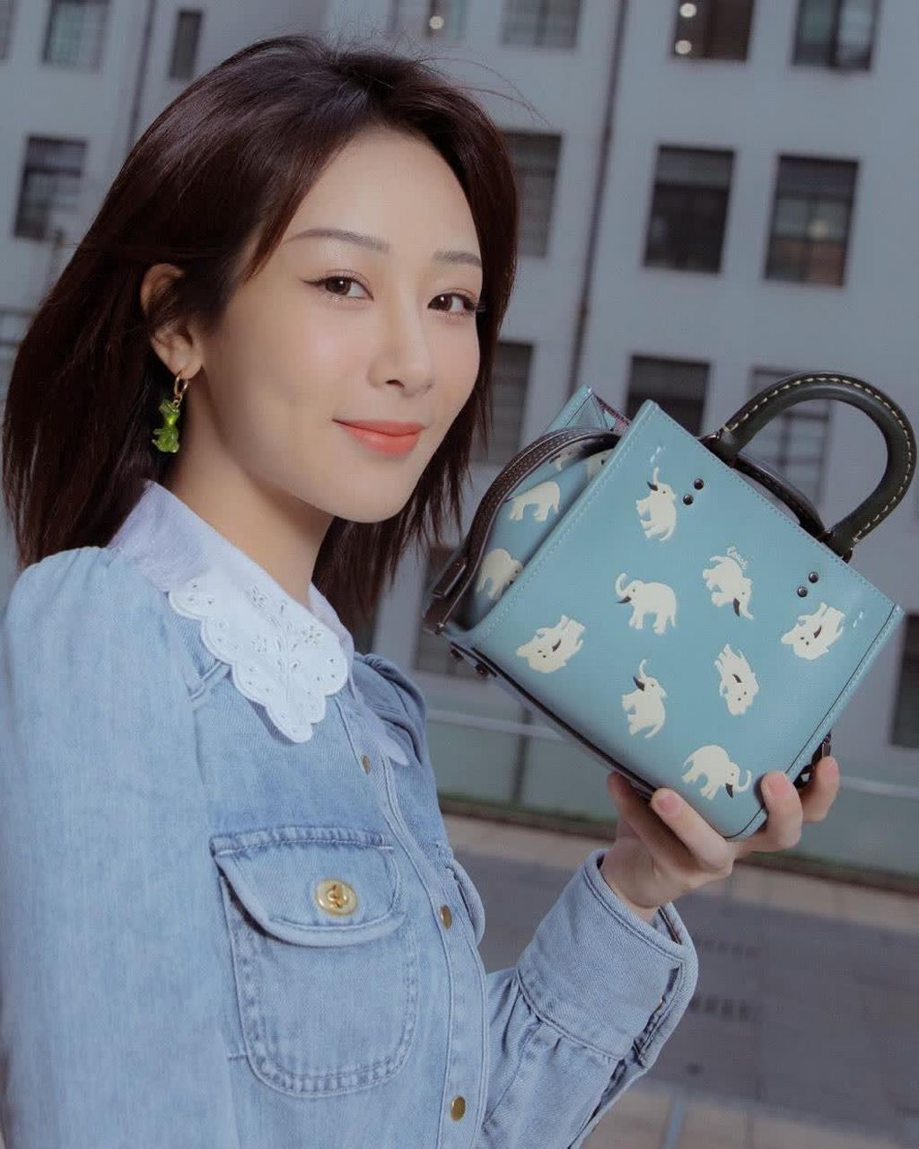 杨紫复古牛仔长裙造型