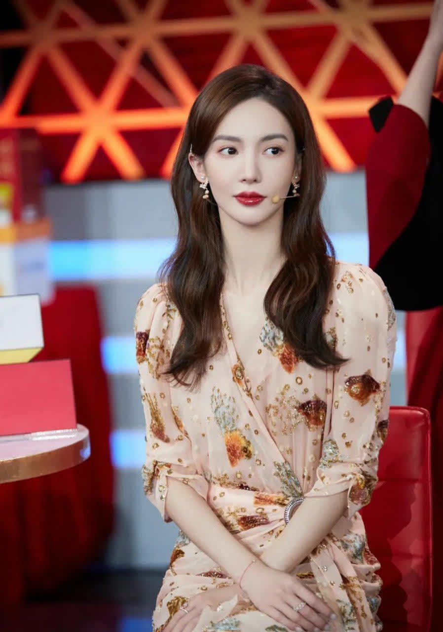 金晨甜美又优雅