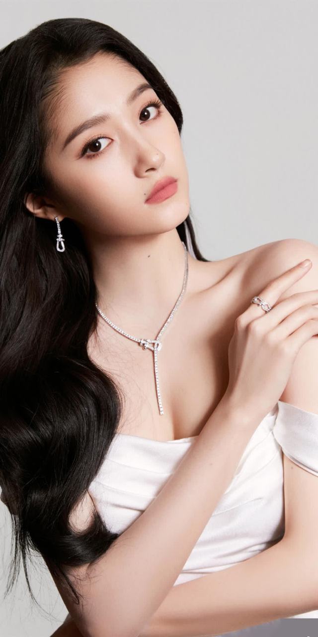 关晓彤白色开叉长裙造型写真,优雅迷人.