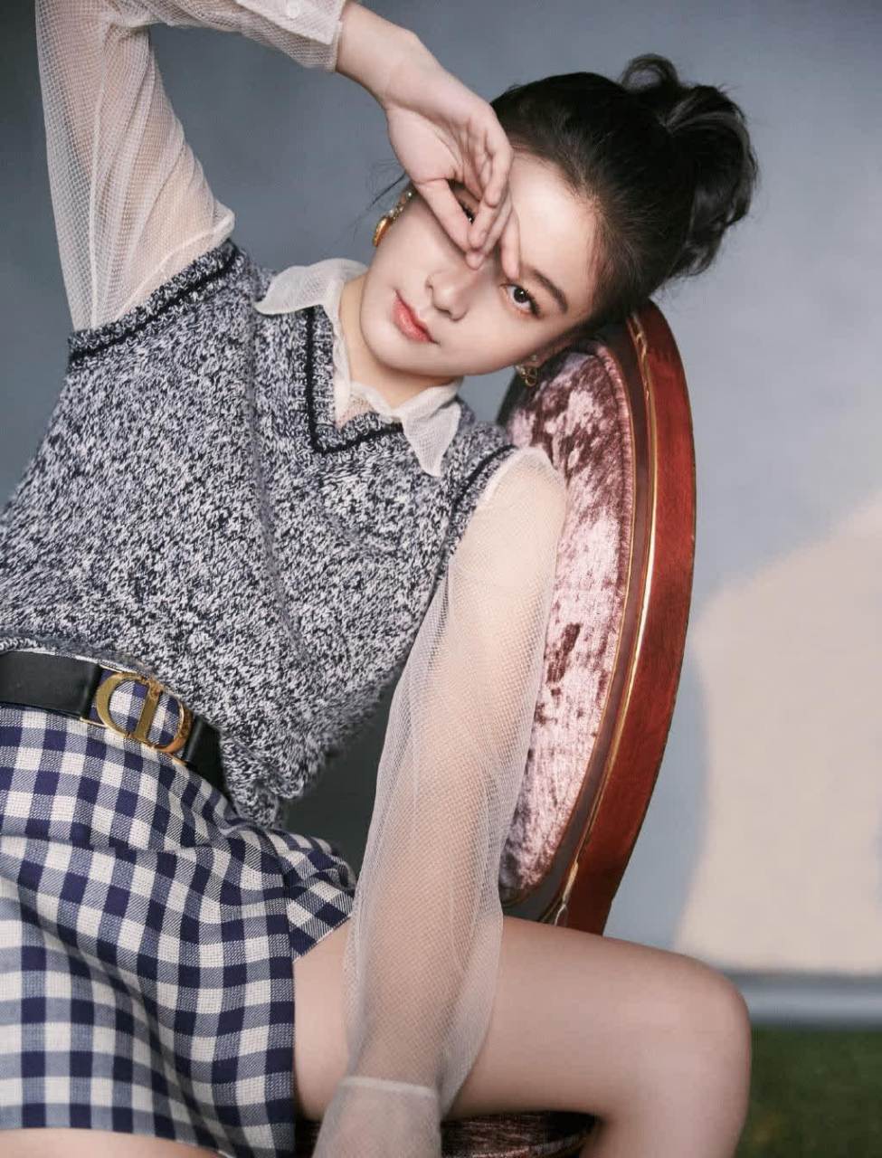 张雪迎一字带高跟凉鞋,步步生花,尽显优雅.