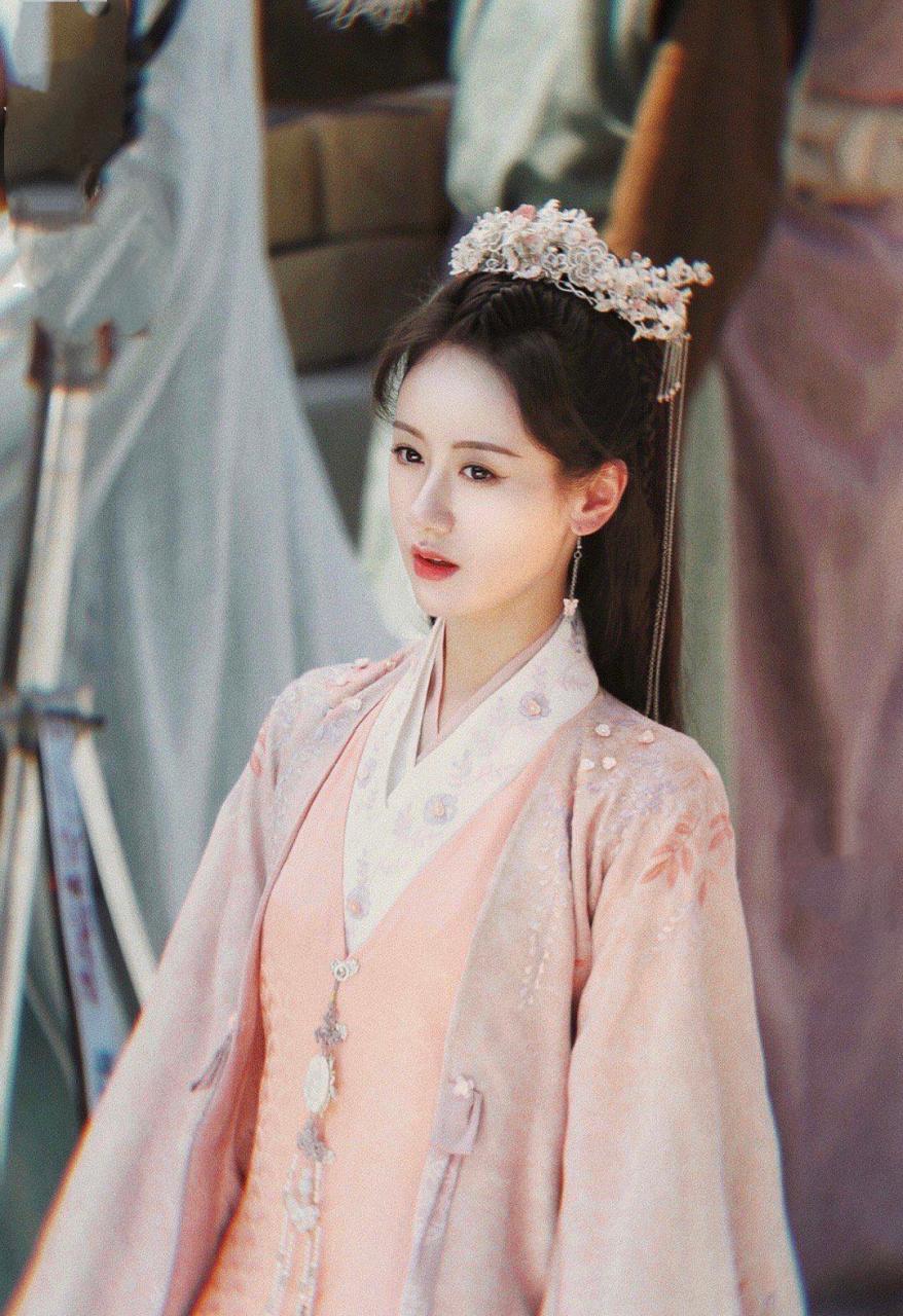 袁冰妍身穿浅色古装,回眸一笑尽是柔情