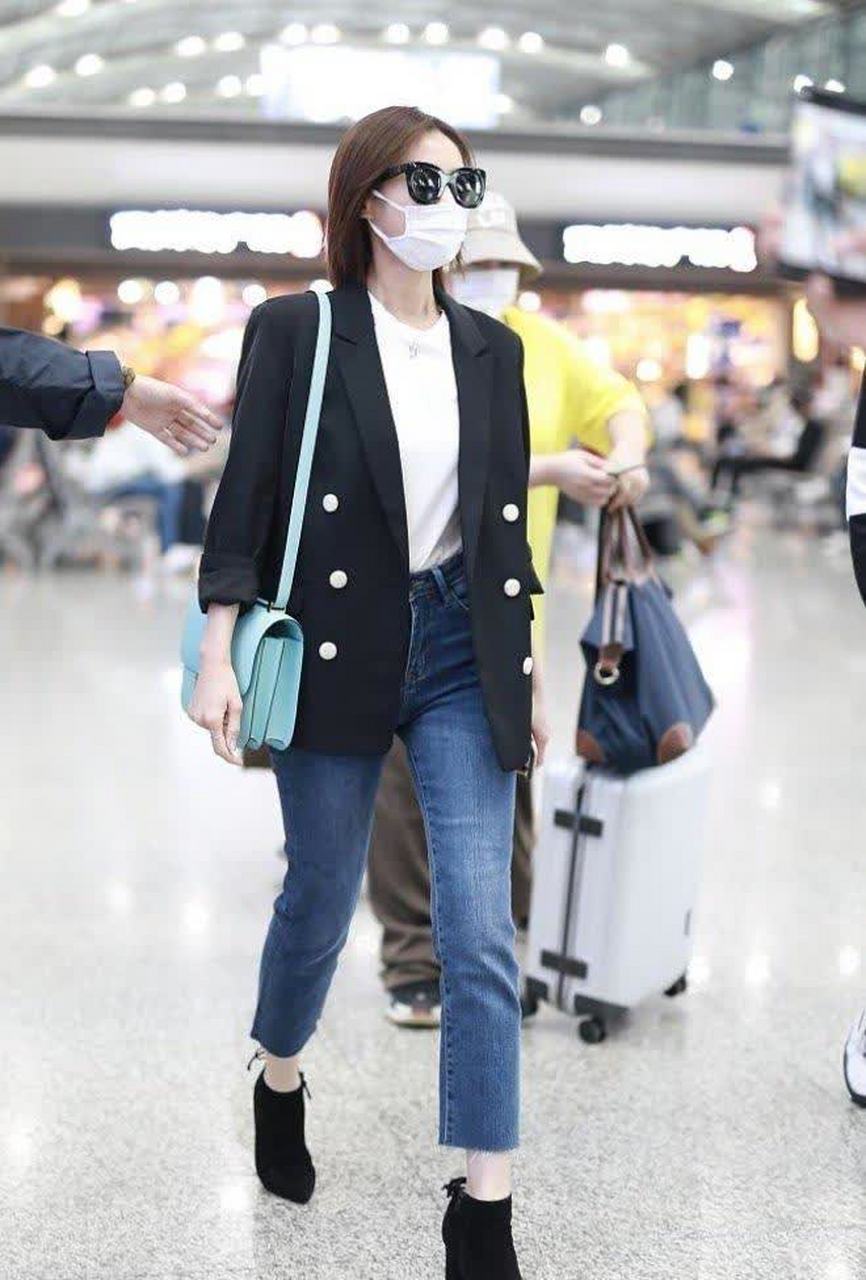 李一桐黑色休闲西服牛仔裤干练帅气!