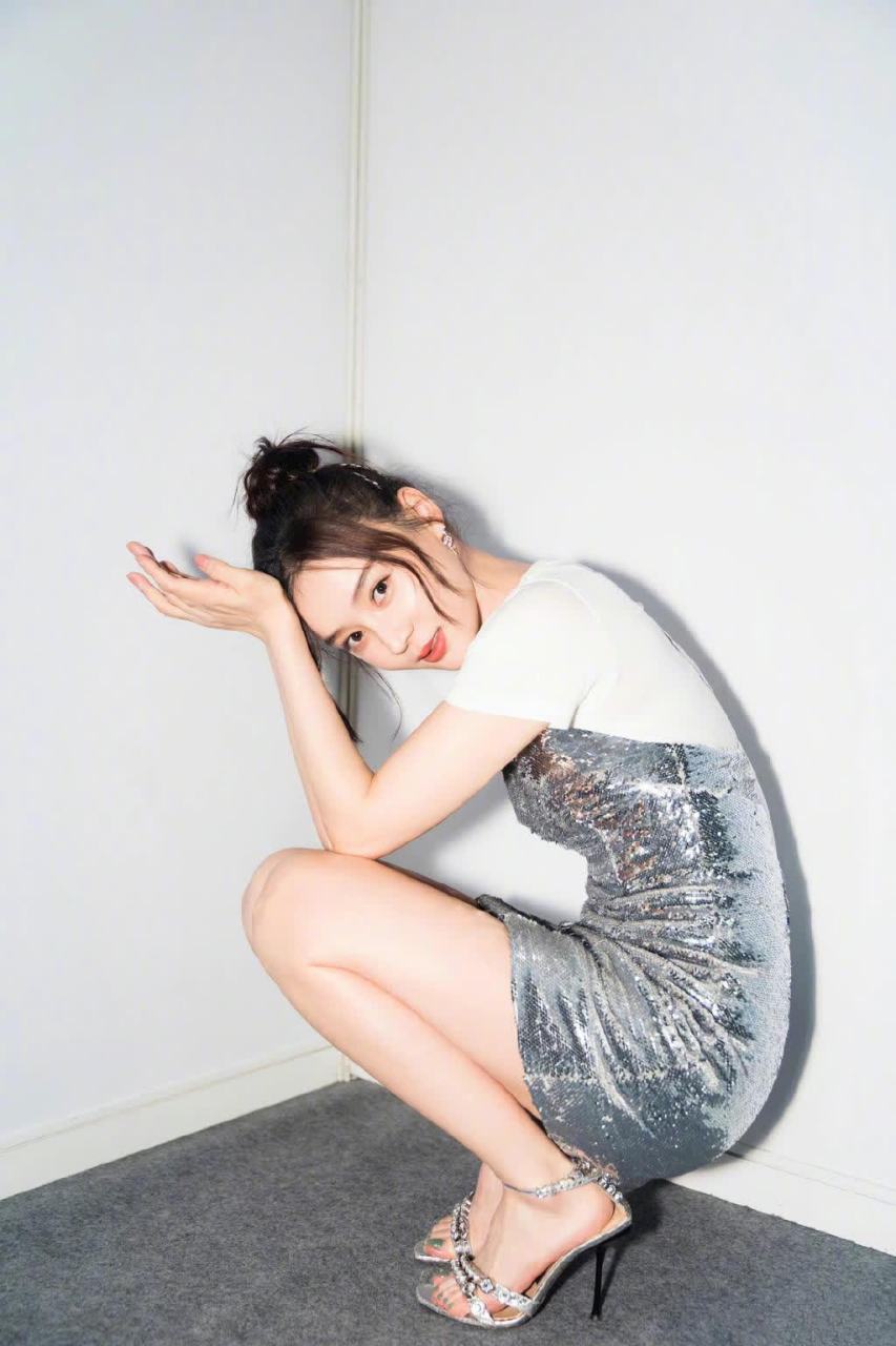 袁姗姗一字带高跟鞋,步步生花,尽显优雅.