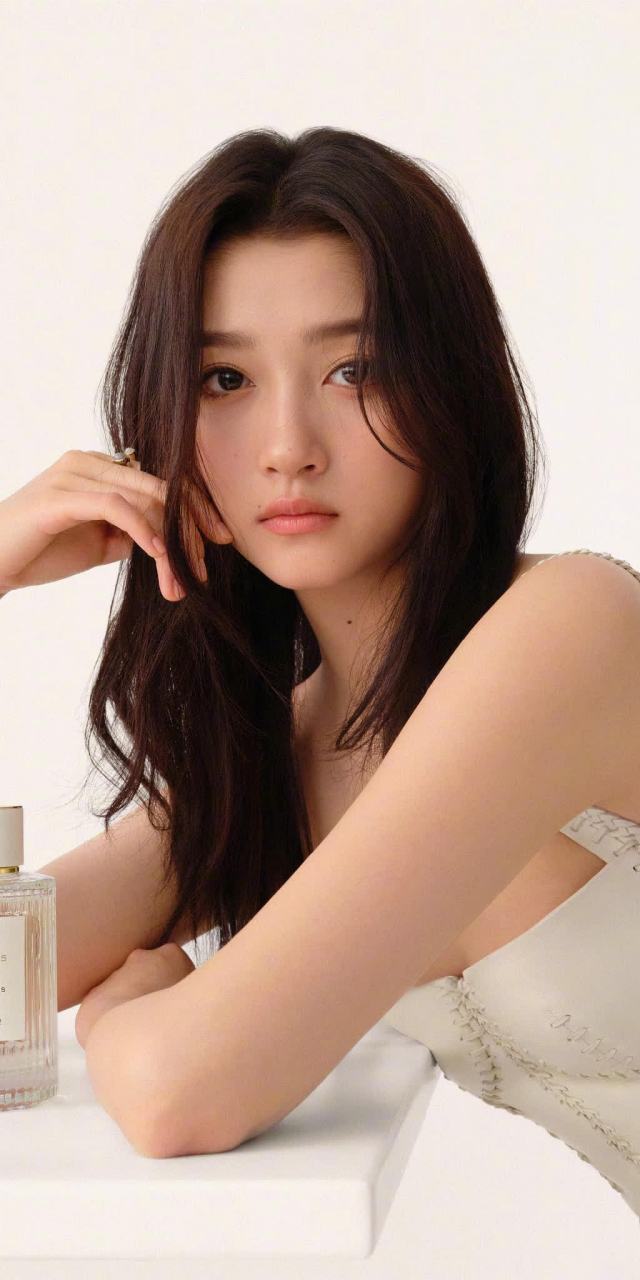 关晓彤白色开叉长裙造型写真,优雅迷人.