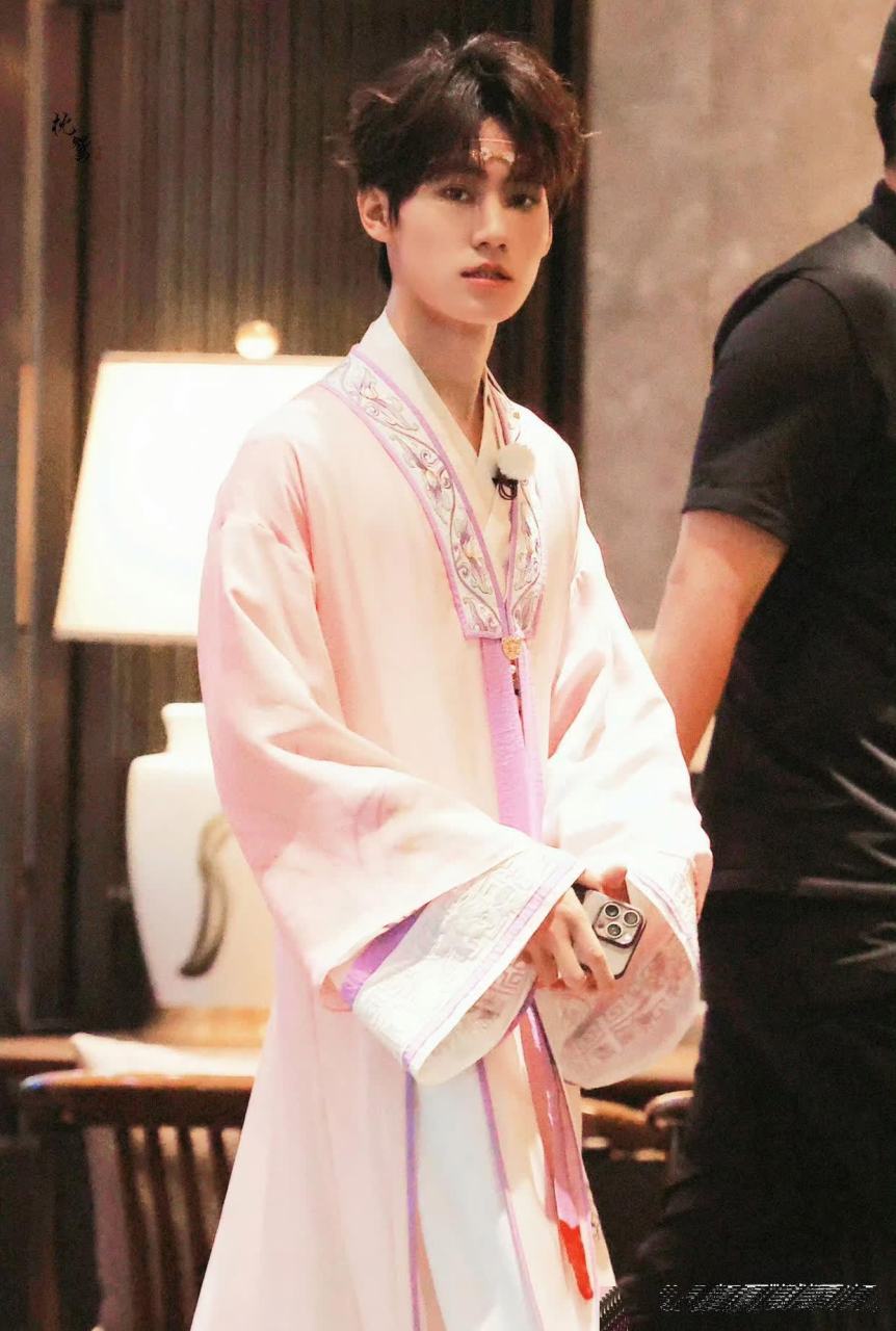 张真源粉色古装造型