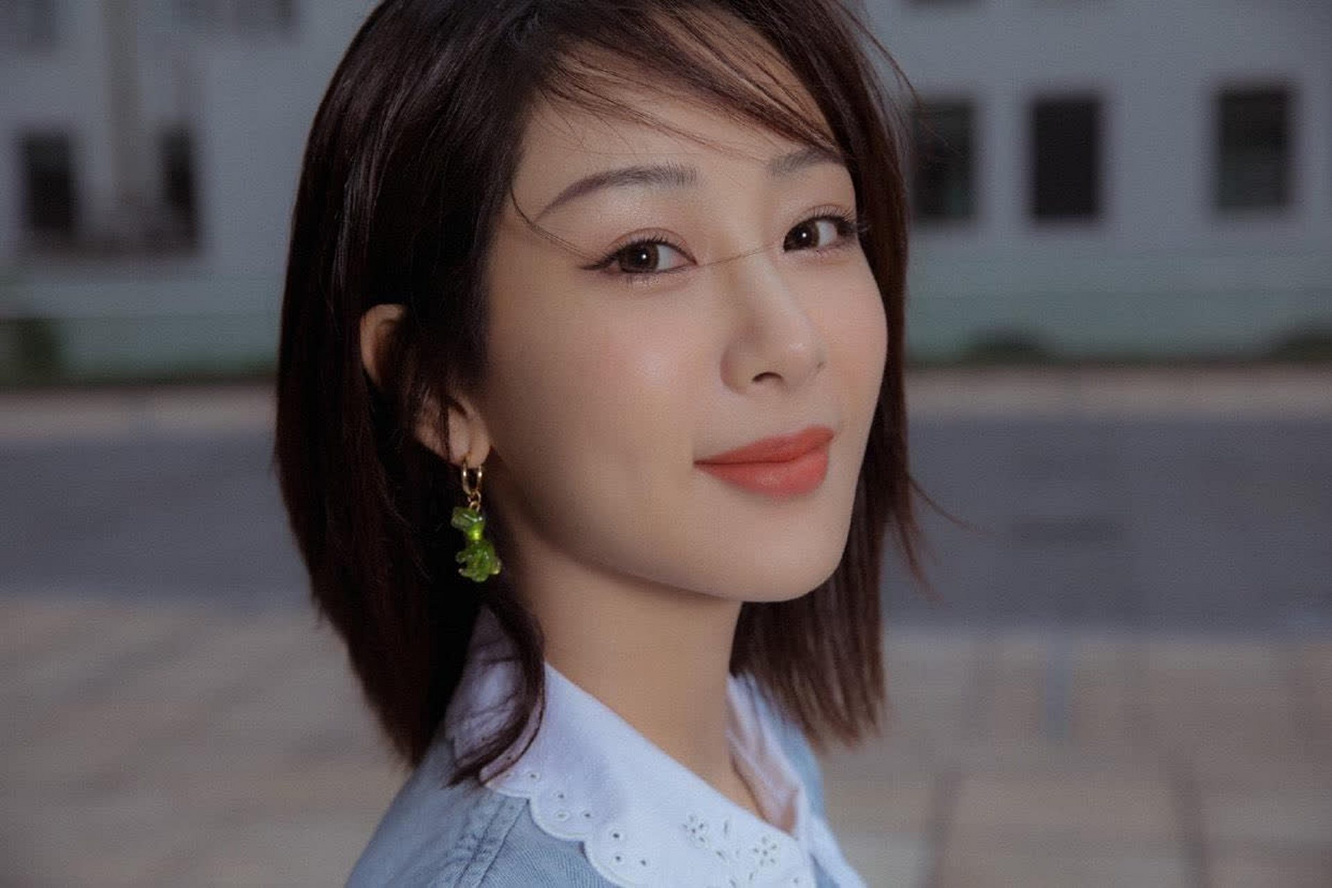 杨紫复古牛仔长裙造型