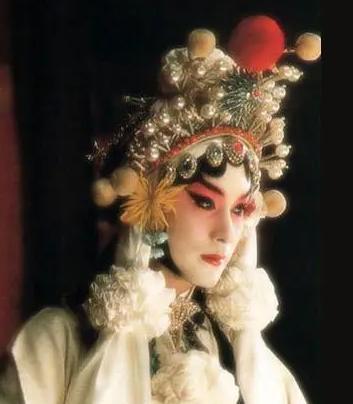 2010年,张丰毅透露:"在拍摄《霸王别姬》时,大家都躲着张国荣,觉得很
