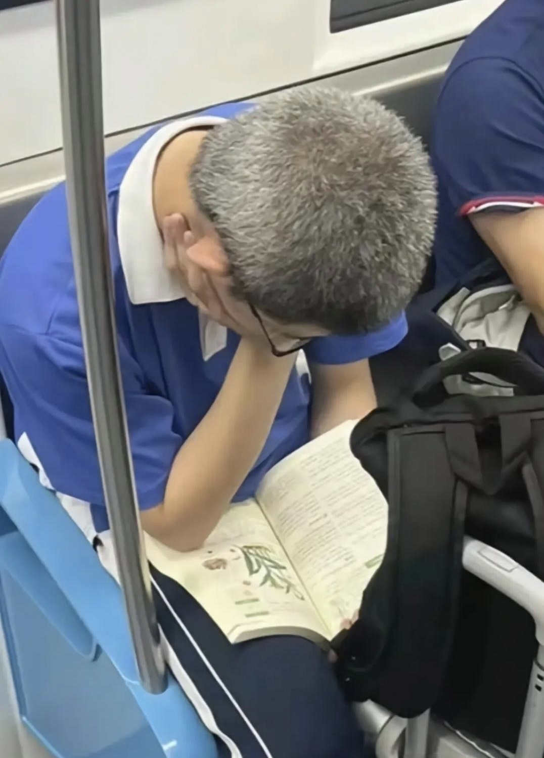 今天在地铁上,瞧见一个满头白发的高中生