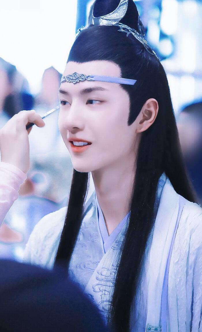 凭借在《陈情令》中的出色表现,他迅速成为众人瞩目的焦点,每一个动人