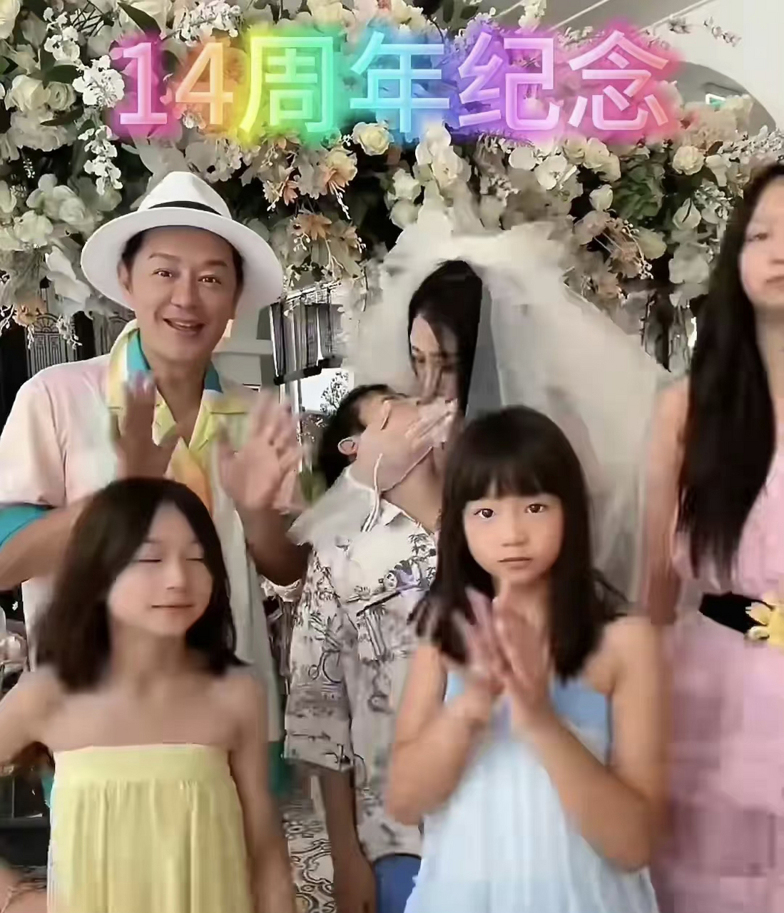 陈浩民蒋丽莎庆祝结婚14周年,三个女儿一个儿子全部出镜,儿子独得宠爱