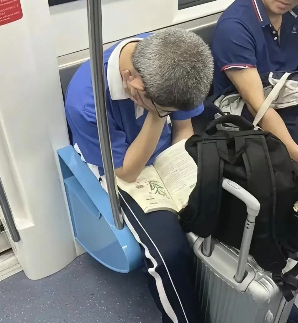 今天在地铁上,瞧见一个满头白发的高中生