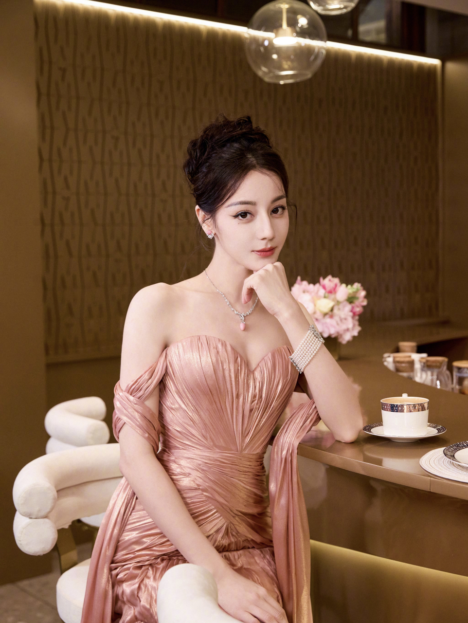 迪丽热巴参加mikimoto御木本的活动图,精致得像个洋娃娃,又美上了一个