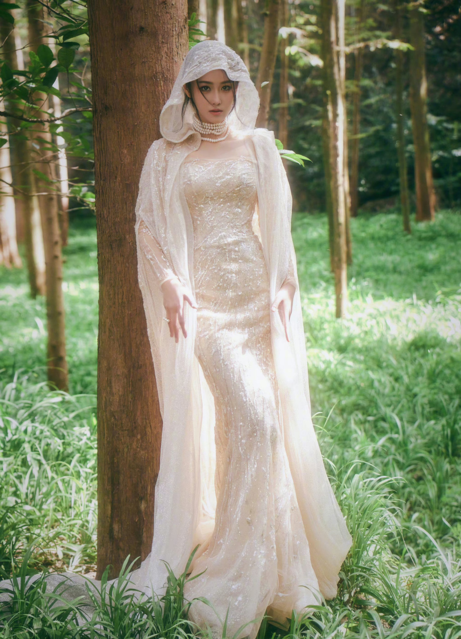 张馨予,白色抹胸裙,珍珠项链超亮眼,林中美人!