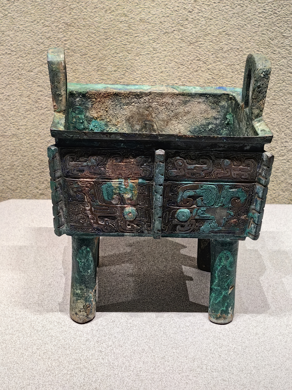 青铜方鼎.