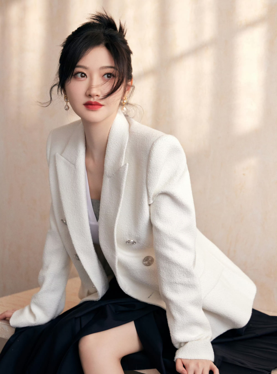 景甜,白色西服搭配黑色高腰裙,美不?