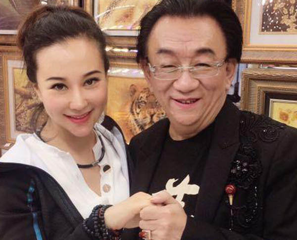 侯耀华开直播,回应多个网友关注问题,澄清给女徒弟买假包事件