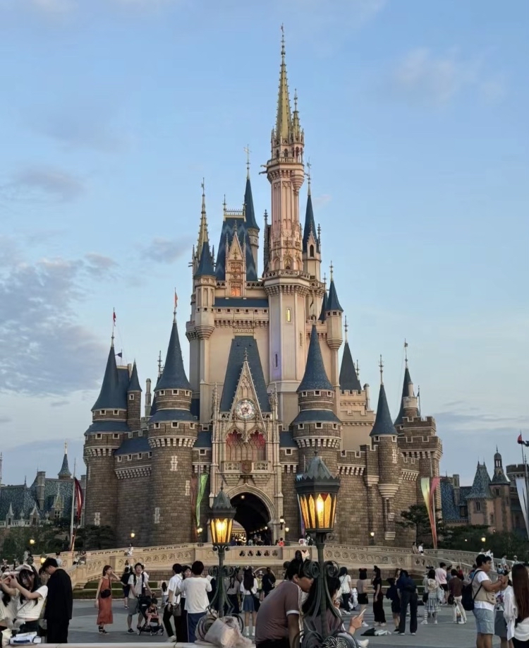 为什么上海迪士尼乐园这么多年来一直这么受欢迎,很多人可能不太明白.